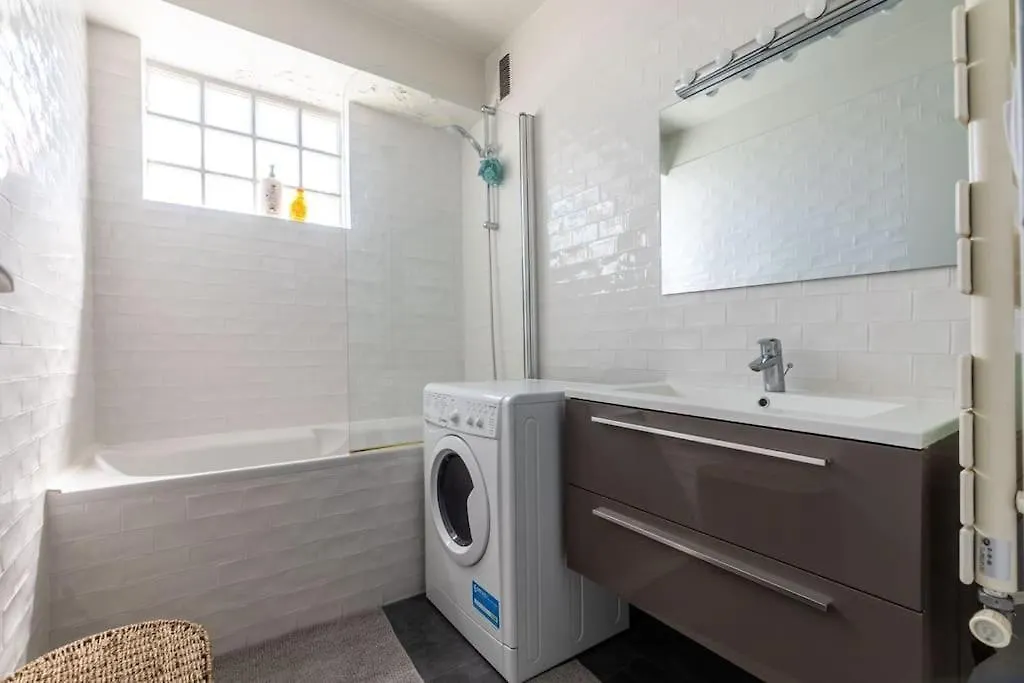 Charming 1Br Flat With Balcony - Central Paris Appartement Frankrijk